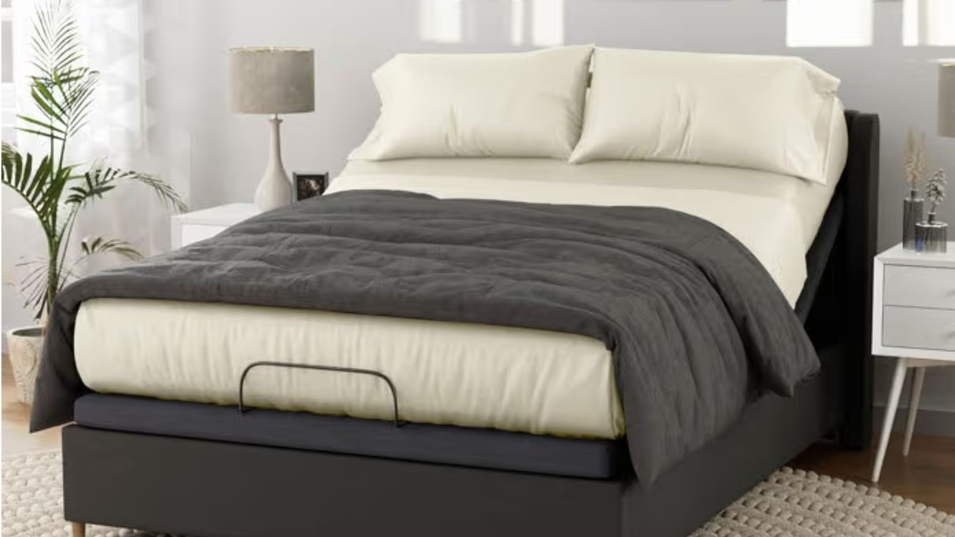 Sleepy&rsquo;s Deluxe Cool Stretch Sheet Set (Image via mattressfirm.com)