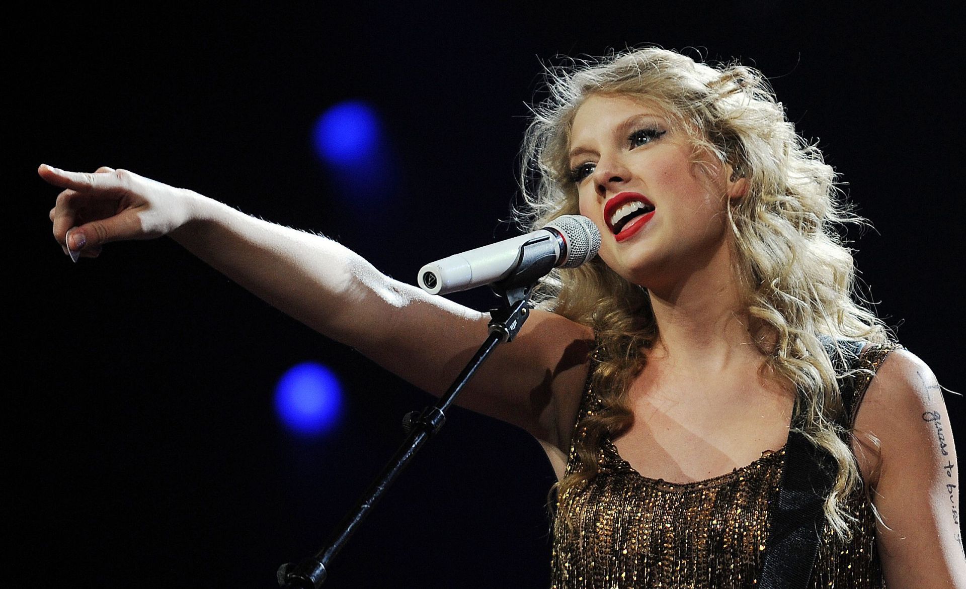 Taylor Swift performs at the Verizon Center. - Source: Getty