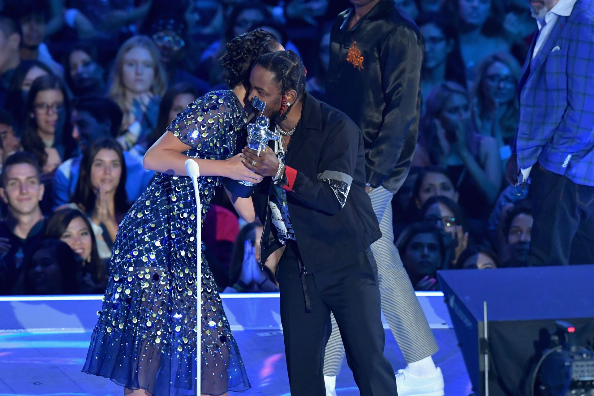 Kendrick Lamar receives the Best Music Video Award 2017 MTV Music Awards. Image via Getty.