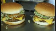 Classic cheeseburgers from Cotten's (Image via cottensfamoushamburgers.com)