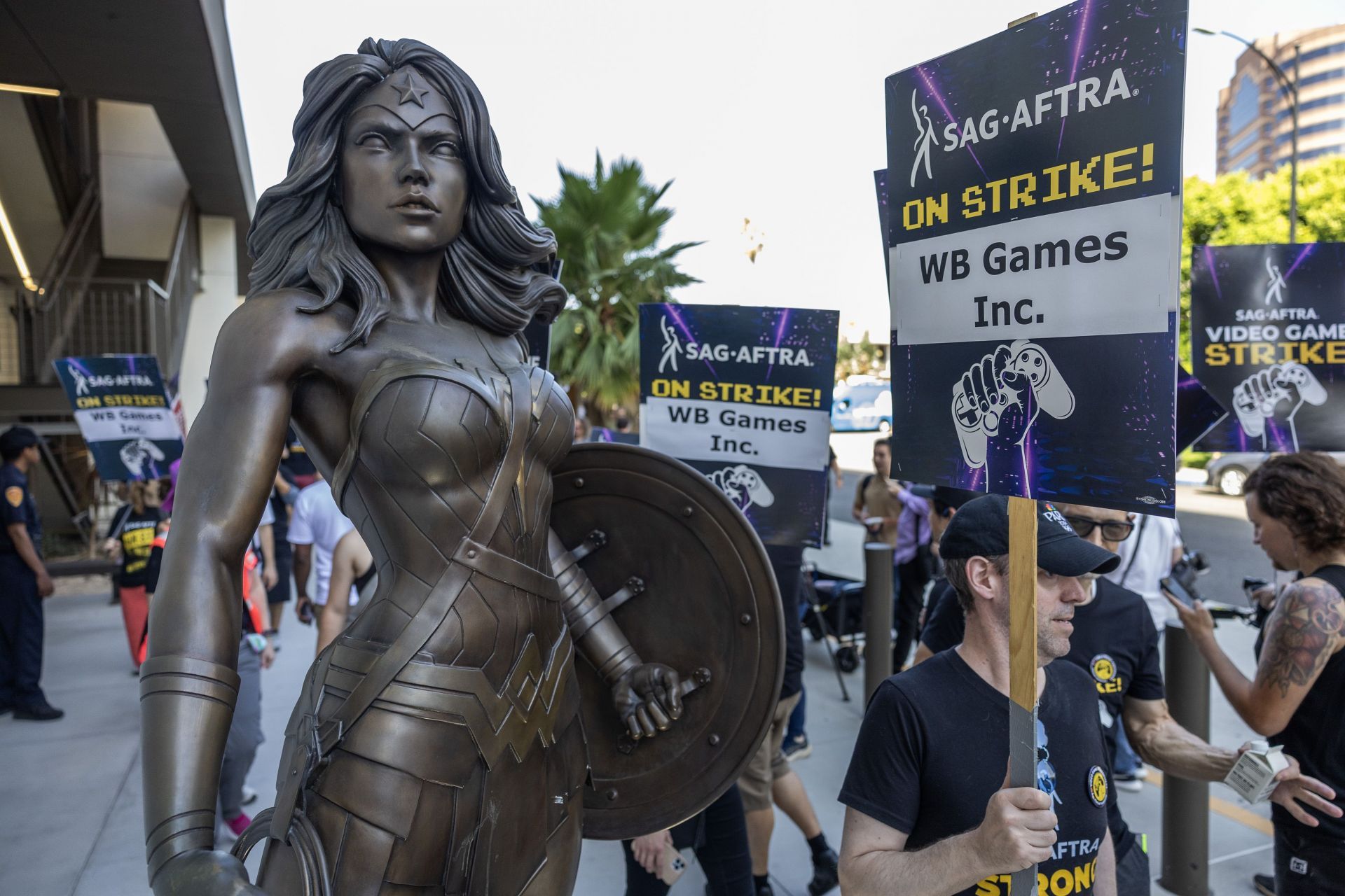 Video game actors picket Warner Bros. Studio - Source: Getty