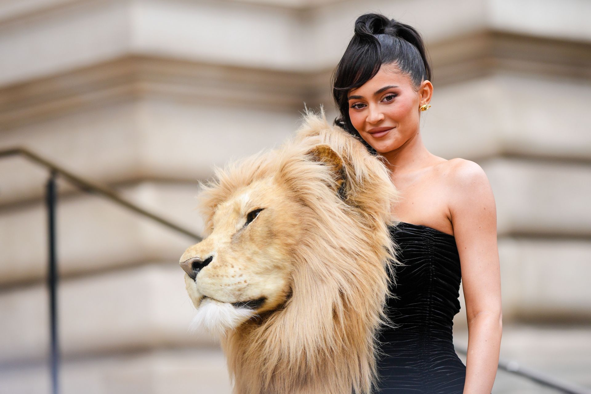 Celebrity Sightings - Paris Fashion Week - Haute Couture Spring Summer 2023 : Day One - Source: Getty