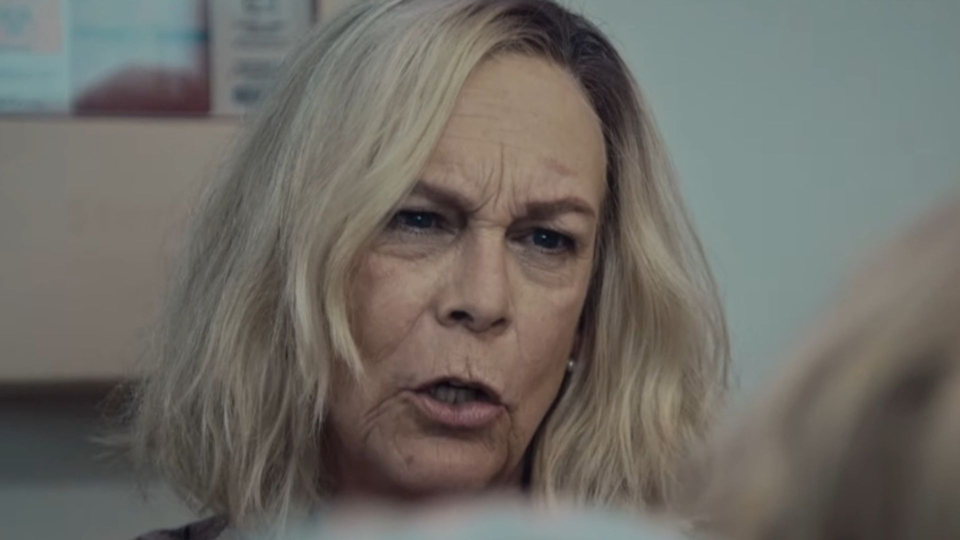 Jamie Lee Curtis plays the matriach of the Berzatto family Donna in The Bear (Image Via YouTube/FX Networks)