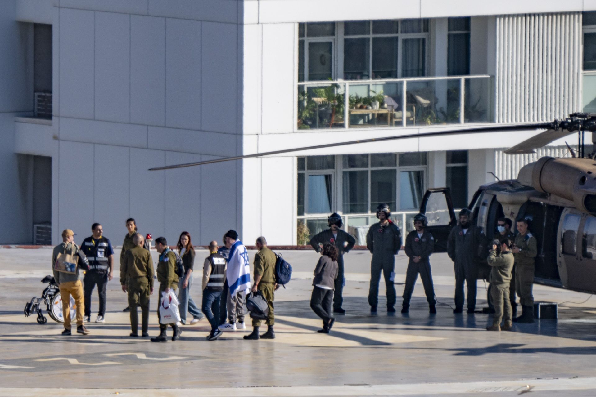 US-Israeli hostage Keith Siegel arrives at the hospital (Image via Getty)