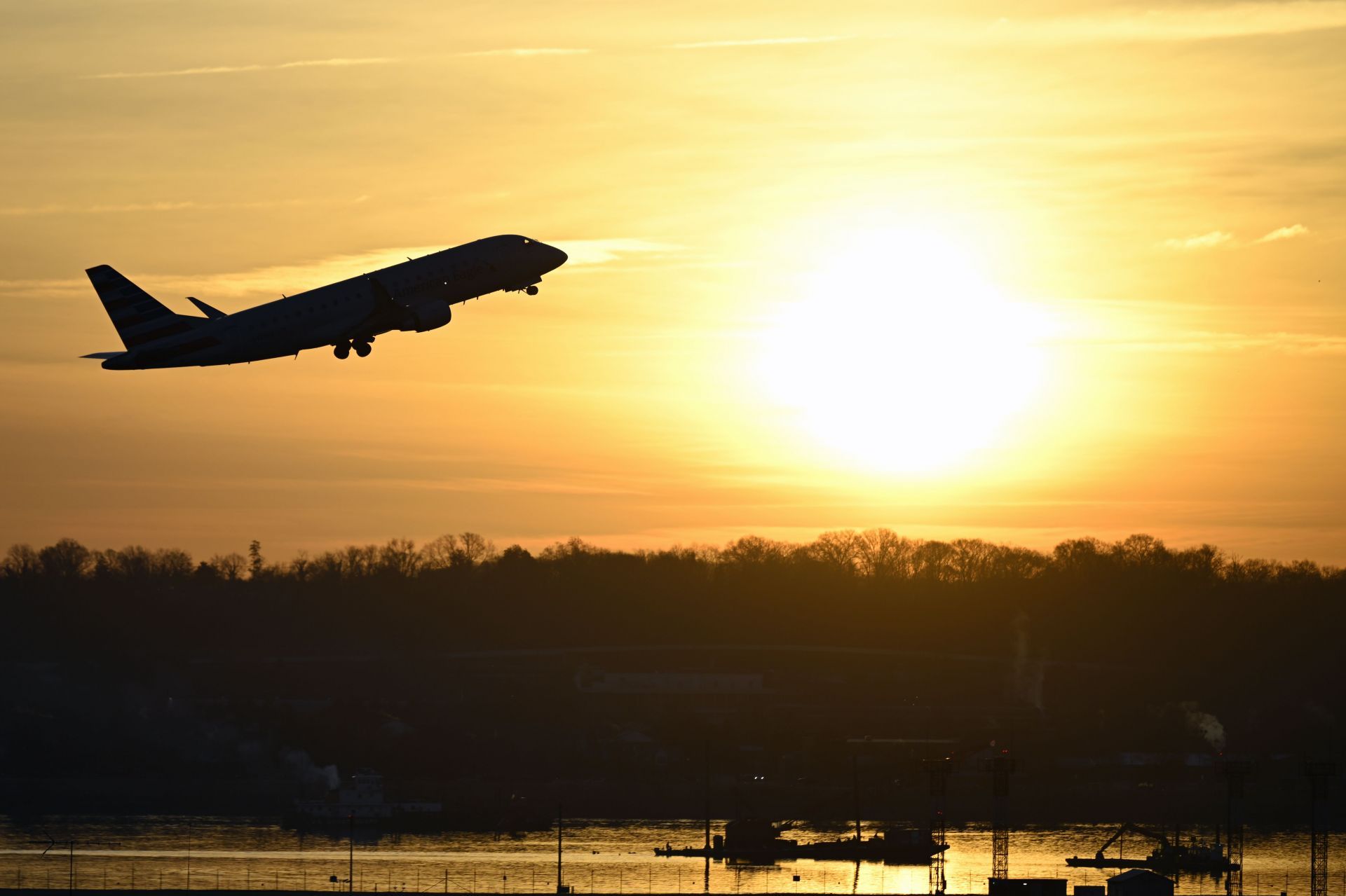 ARLINGTON, VA - FEBRUARY 3: A regional jet takes off during sun - Source: Getty