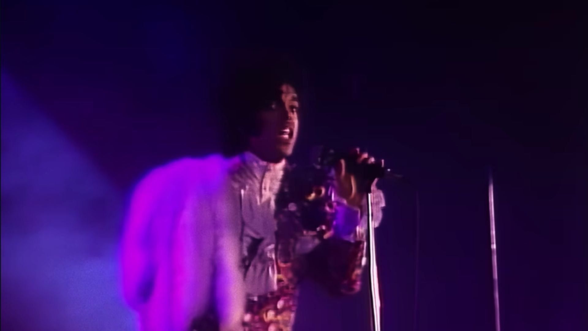 A live performance of Prince in Syracuse | Image Source: Official Prince YouTube Channel