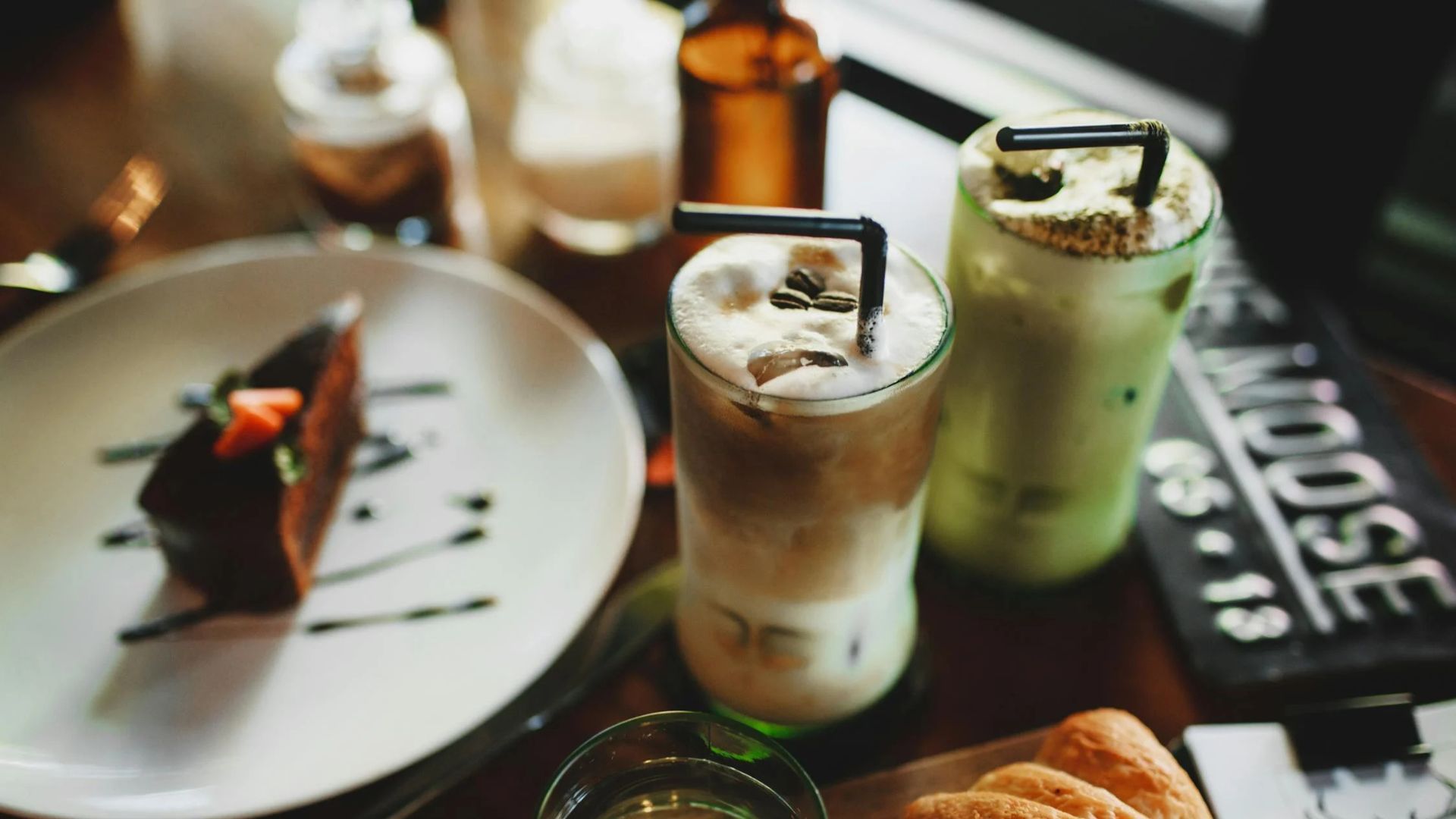 Matcha vs. Coffee: What are the additional health benefits? (Image via Pexels/ROMAN ODINTSOV)