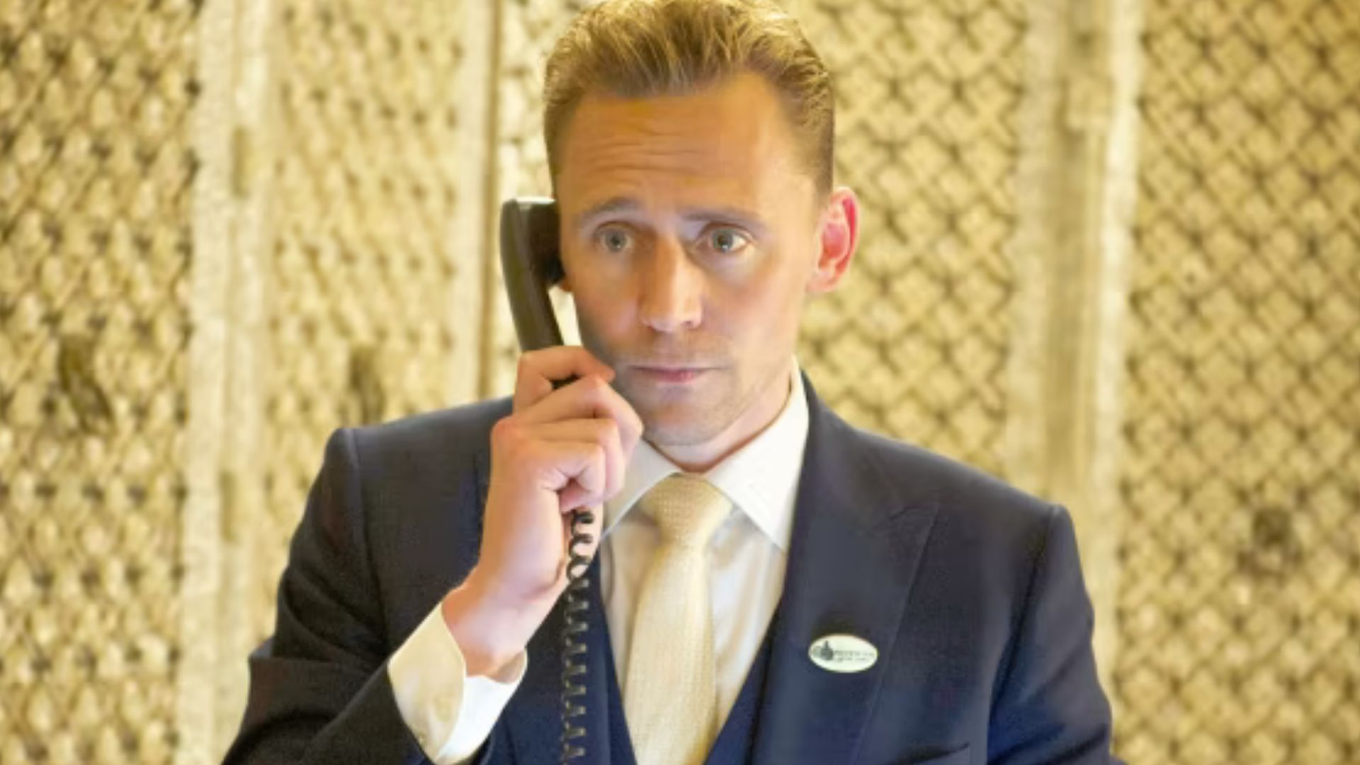 Marvel star Tom Hiddleston plays a manager (Image Source: Prime Video)