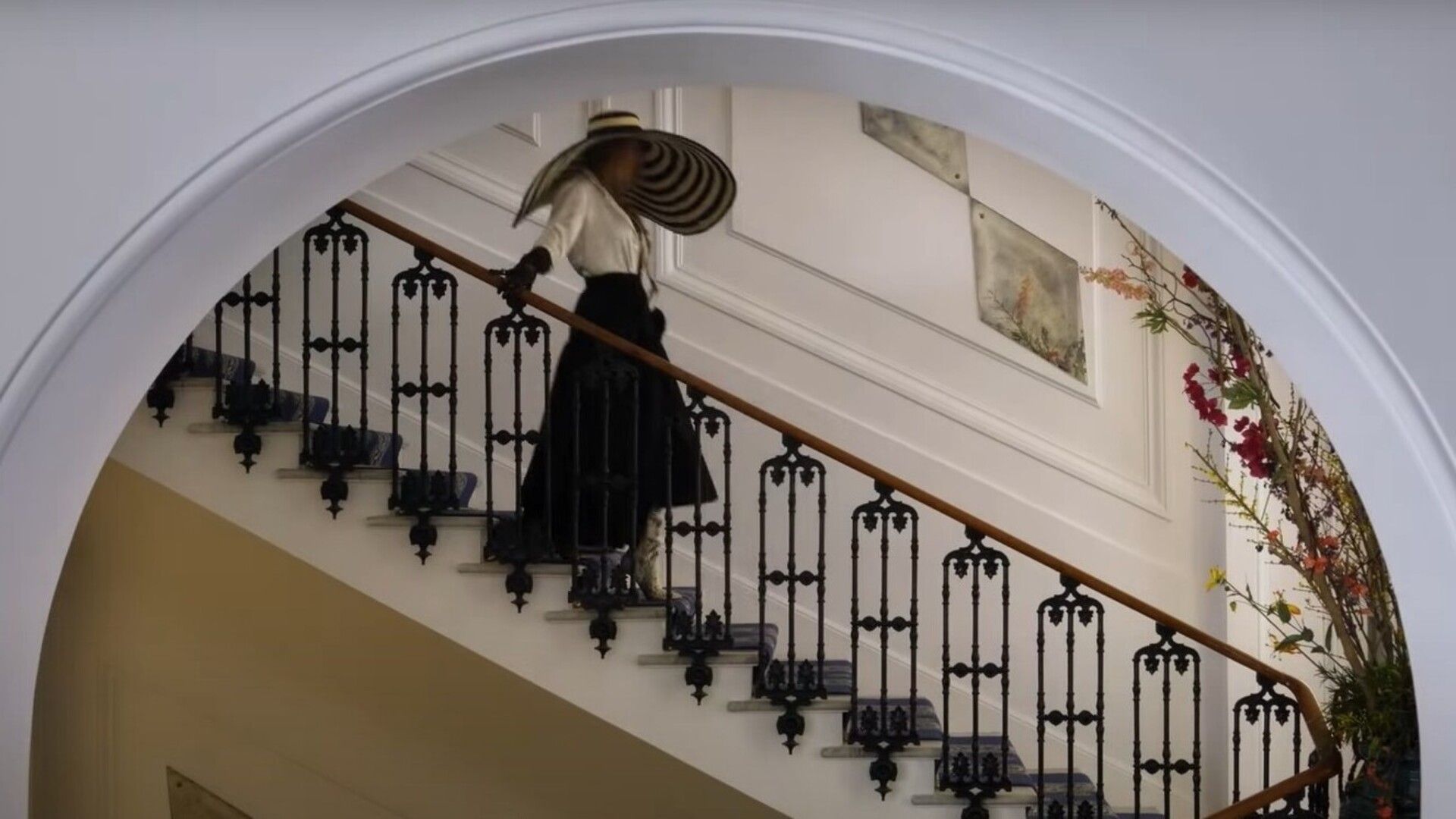 Lively donning the said sunhat in Another Simple Favor teaser trailer (Image via YouTube/Prime Video)