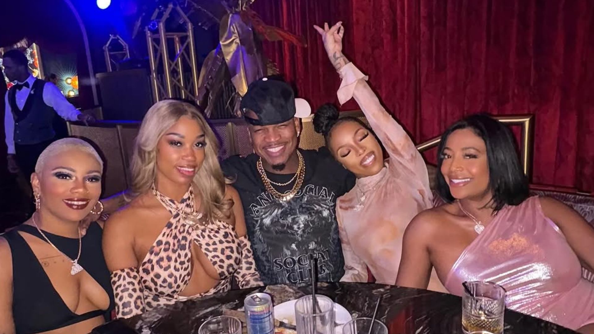 Singer Ne-Yo introduces his four girlfriends