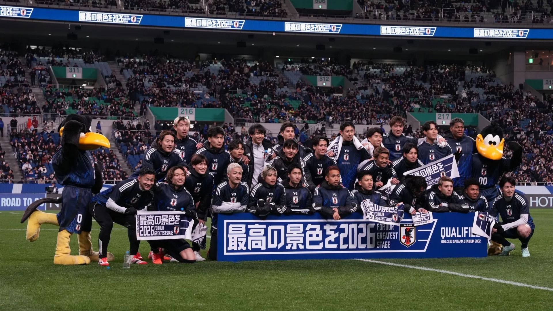 Japanese players pose for photographers as they qualified for the World Cup 2026 during the FIFA World Cup Asian qualifier - Source: Getty