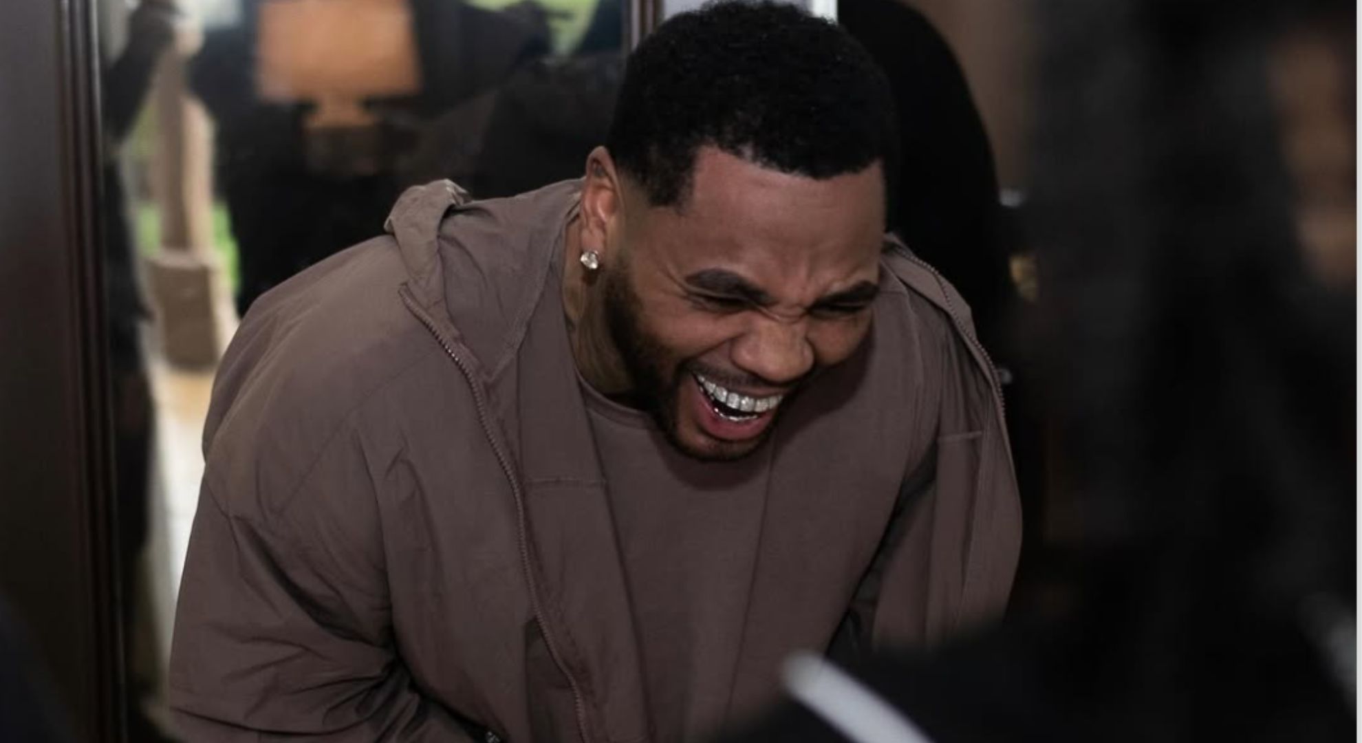 Kevin Gates calls his mom mid-interview, fans cracks up