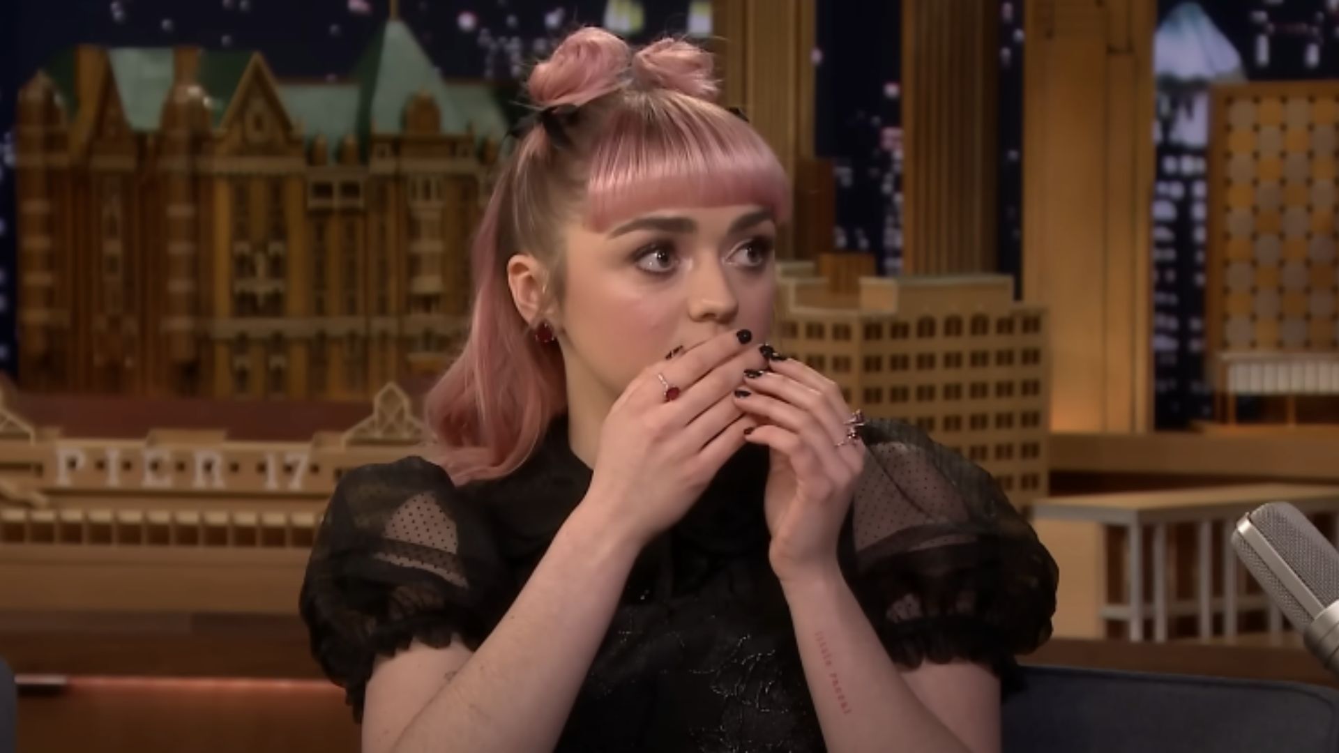 Maisie Williams on The Tonight Show Starring Jimmy Fallon (image via YouTube/@The Tonight Show Starring Jimmy Fallon)
