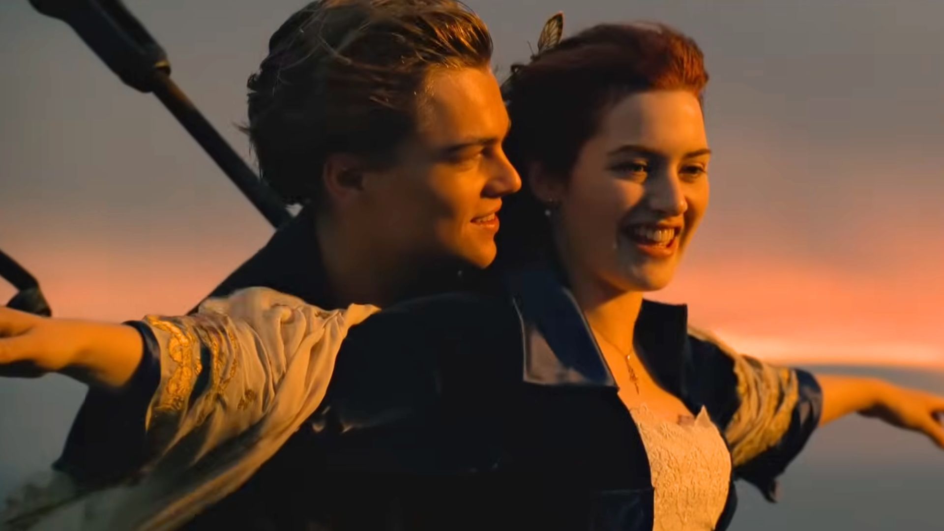 Kate Winslet with Leonardo DiCaprio in Titanic | Image via 20th Century Studios