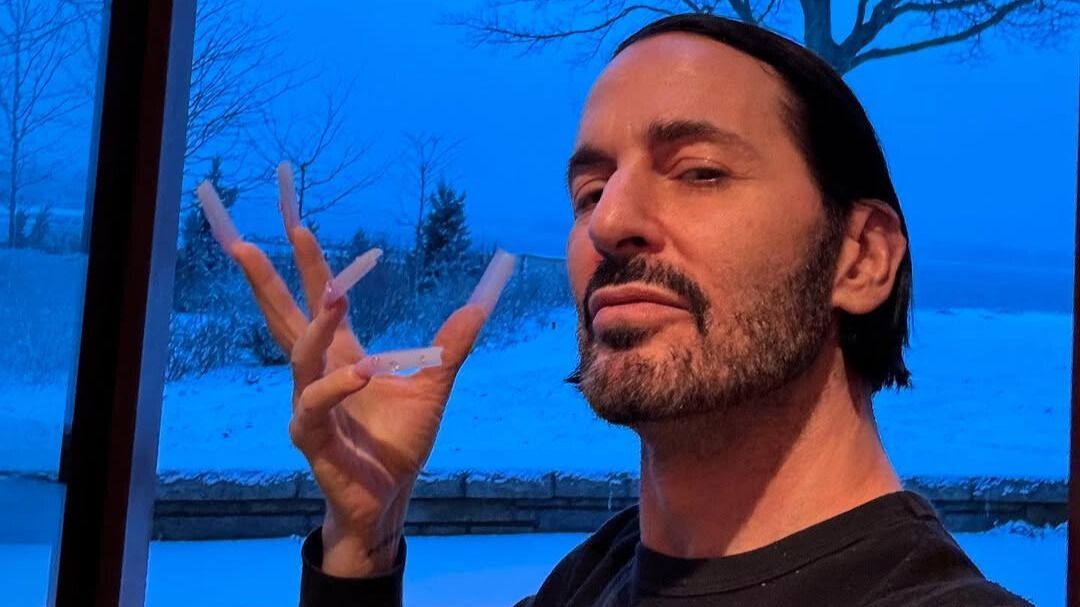 Marc Jacobs doing a selfie at his home (Image via Instagram/themarcjacobs)