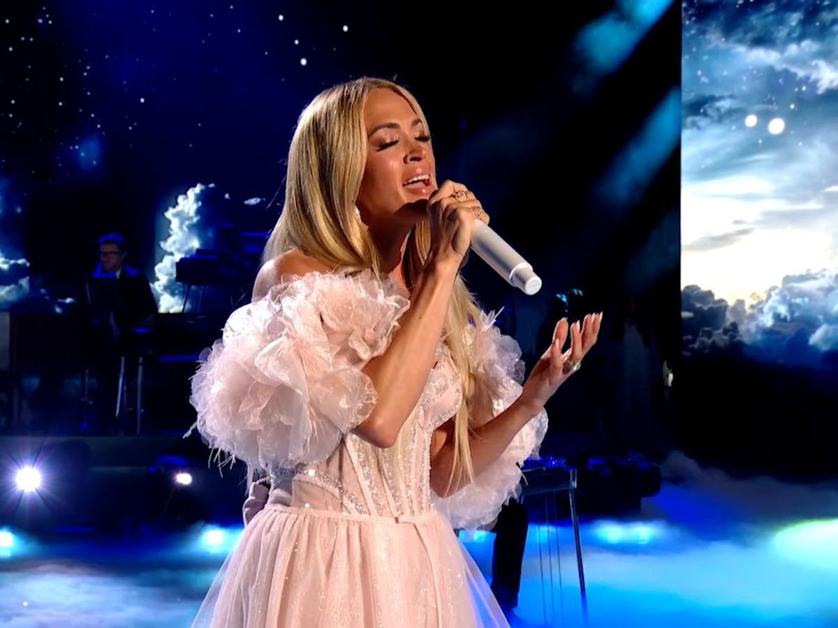 Carrie Underwood in American Idol. Image via Youtube/@American Idol