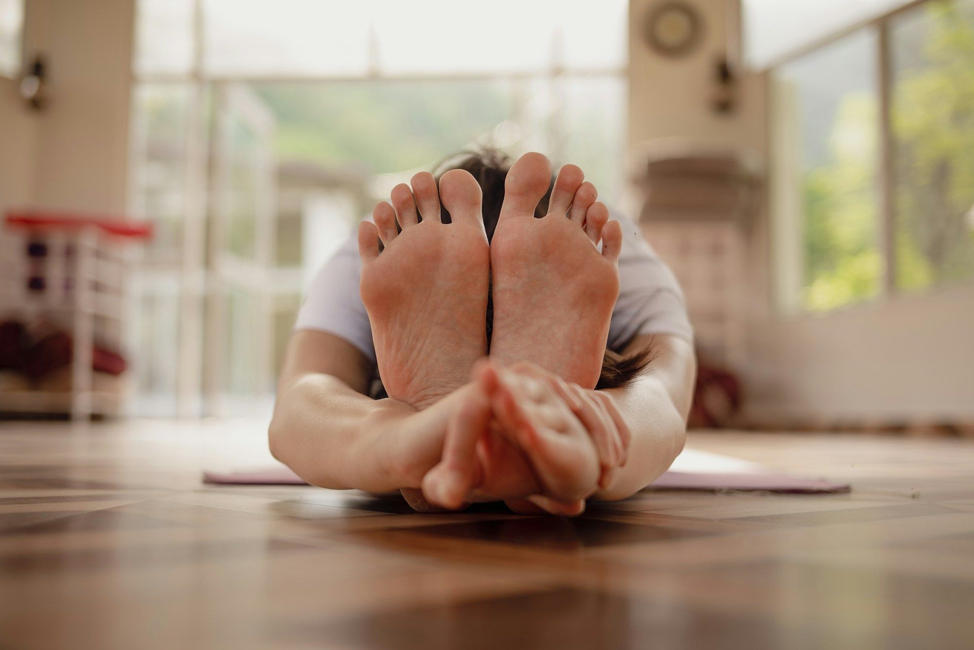 Guy doing exercise on floor (Image via Unsplash/ Jaspinder Singh)