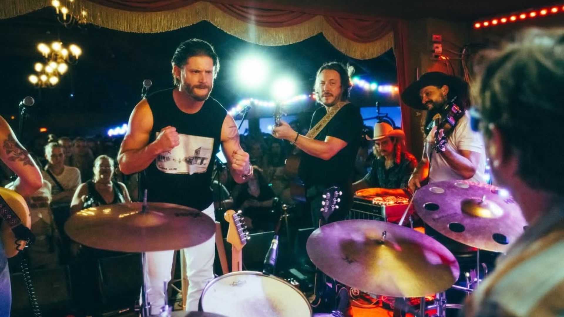 This Supernatural star also has a rock band (Image via Instagram/@radiocomusic)