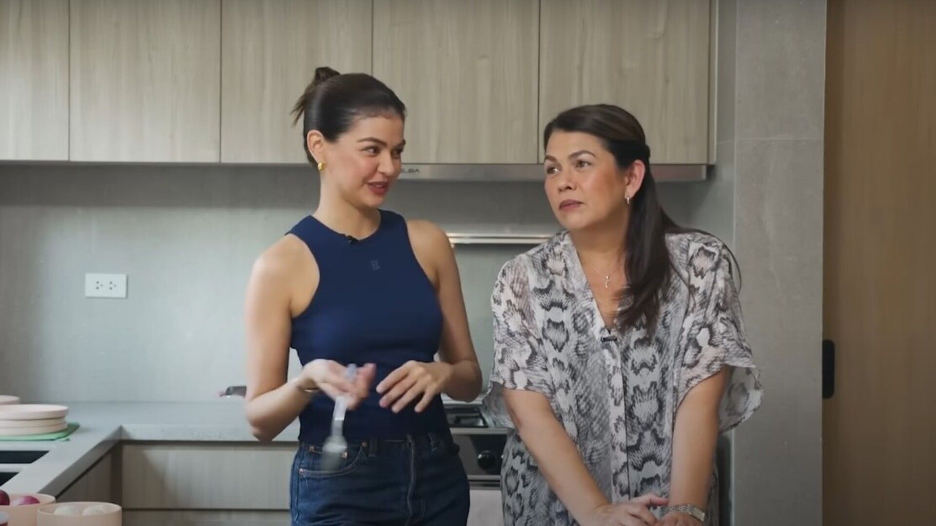 Lotlot De Leon [R] with her daughter Janine [L] (Image via YouTube/Janine Gutierrez)