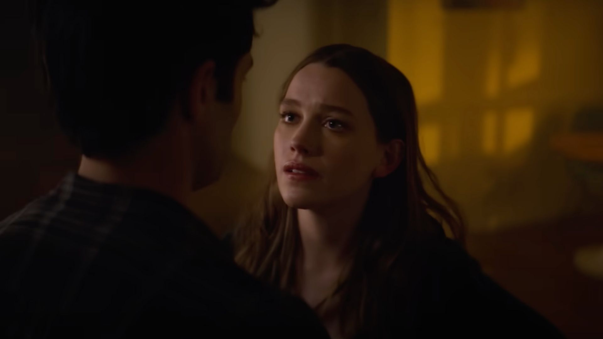 Love Quinn, played by Victoria Pedretti on You (Image via YouTube/Netlfix)