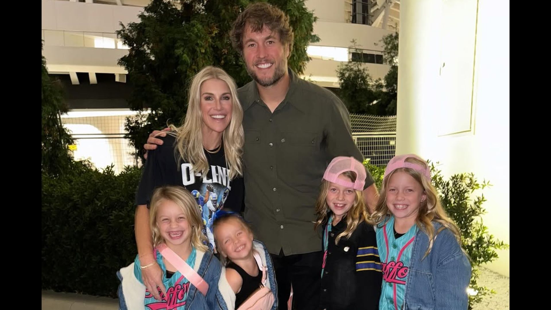 Matthew Stafford &amp; Kelly Stafford with their kids - Source: Instagram/@kbstafford89