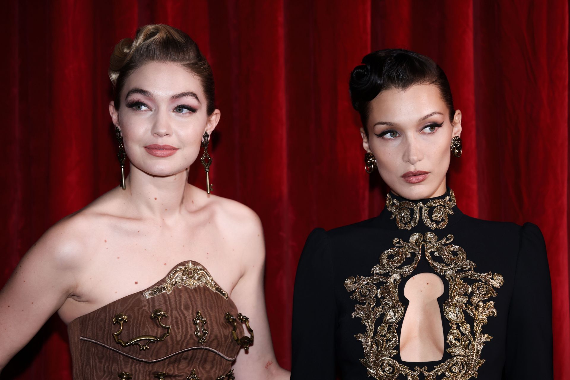 Moschino - Backstage - Milan Fashion Week Fall/Winter 2022/2023 - Source: Getty