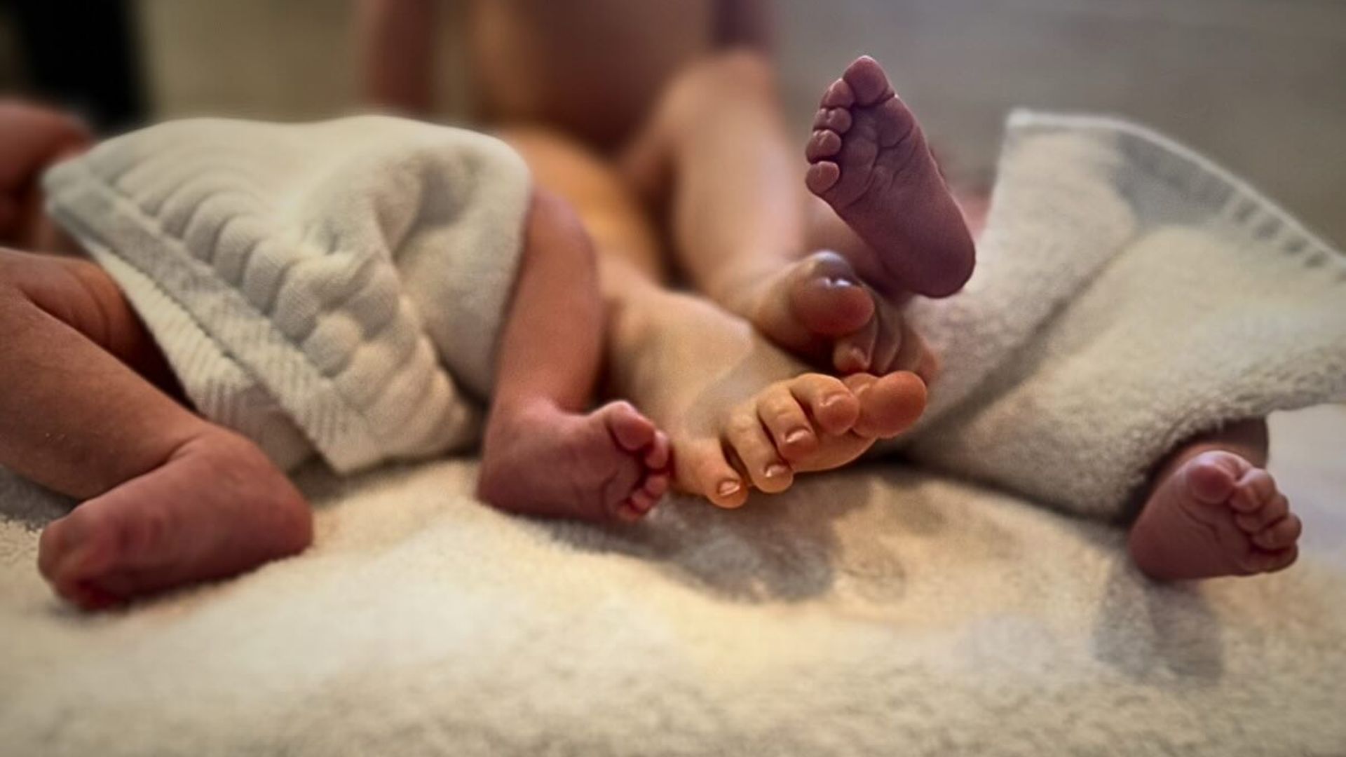 Amber Heard with her twins Agnes and Ocean (Image via Instagram)