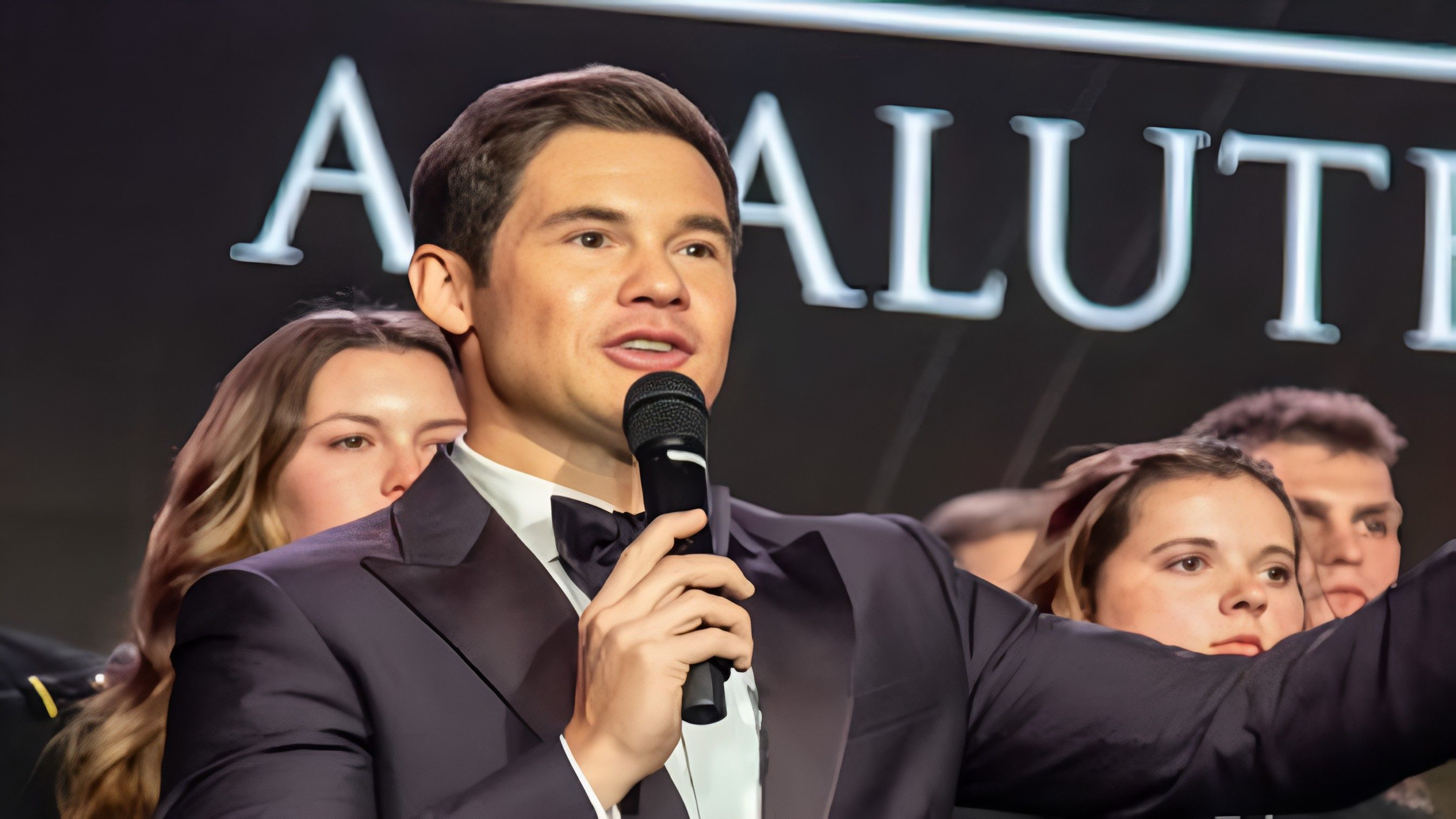 Adam DeVine ( Image via instagram / @adamdevine )