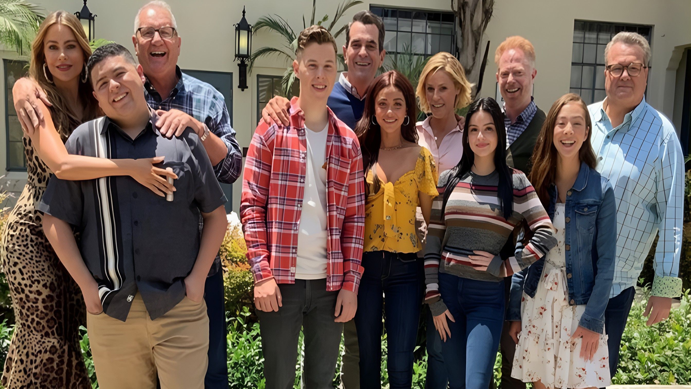 Modern Family cast ( Image via Instagram / @modernfamily )