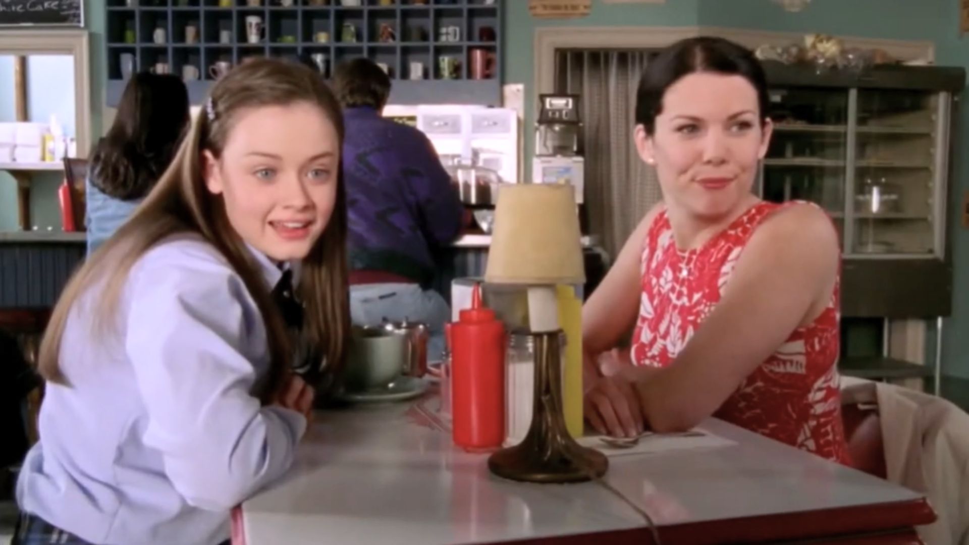 Lauren Graham and Alexis Bledel in Gilmore Girls (Image via The WB)