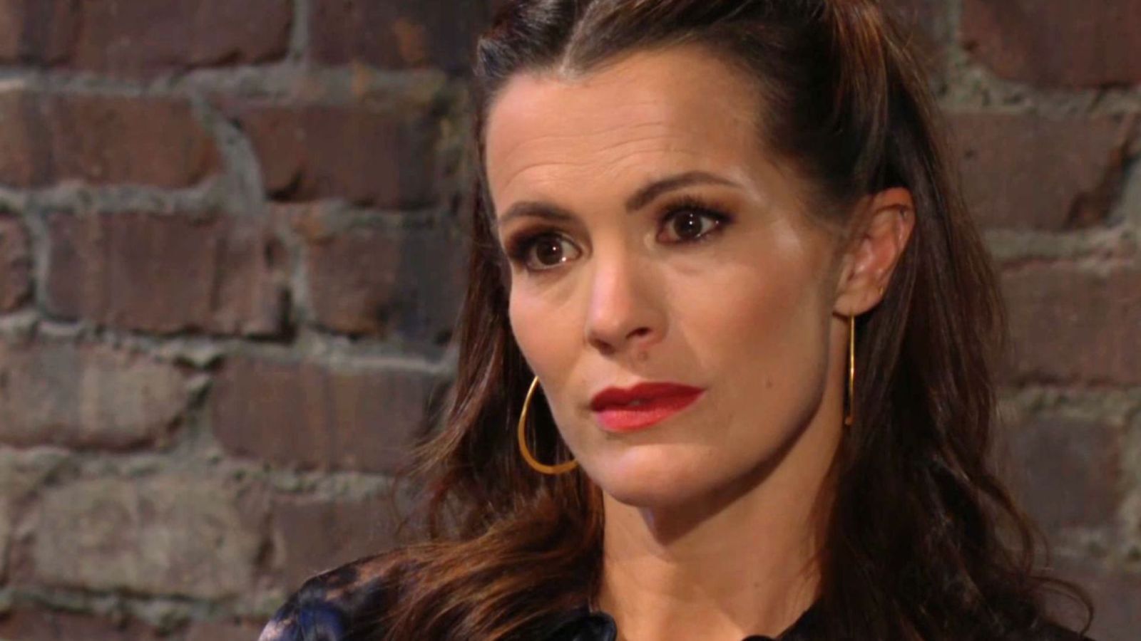 Chelsea (Melissa Claire Egan) loves a good con on The Young and the Restless | Image: CBS