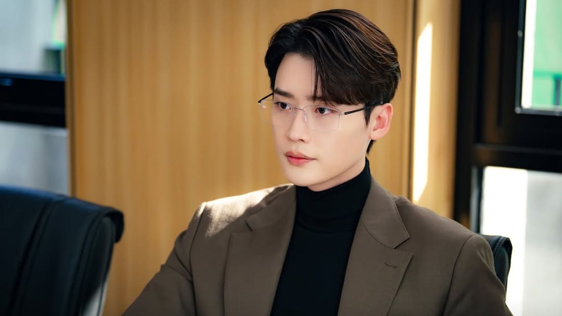 Lee Jong-suk as Ahn Joo-hyung in Law and the City (Image via Instagram/@tvn_drama)