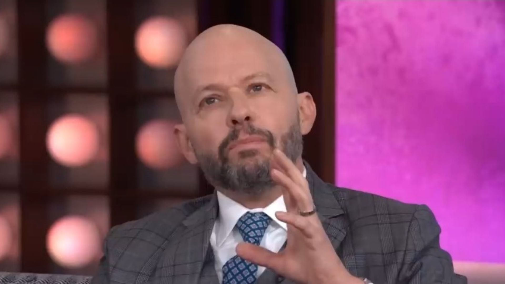 Two and a Half Men star Jon Cryer audiotioned for the role of Chandler Bing from Friends (Image Via YouTube/@TheKellyClarksonShow)
