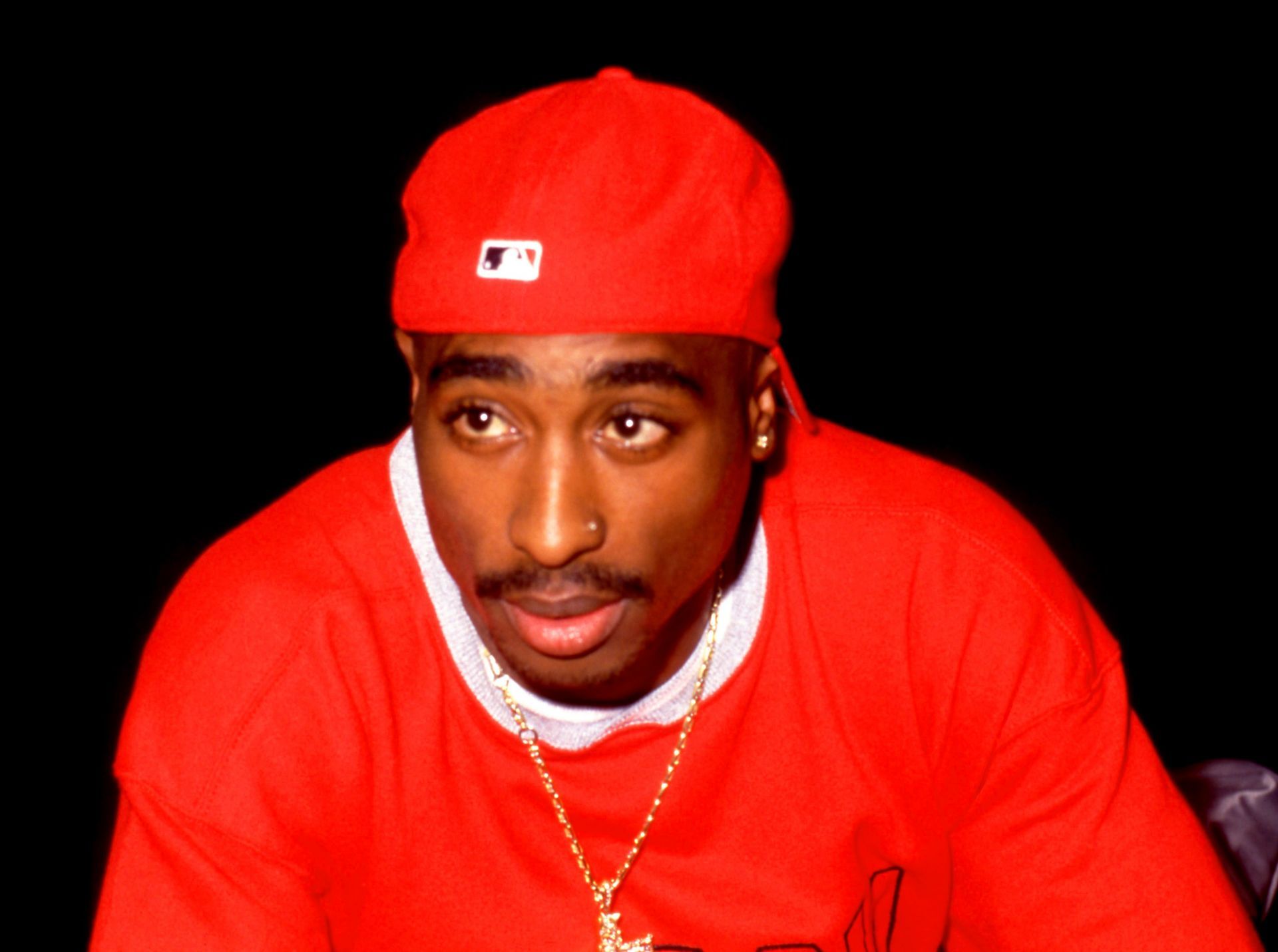 Tupac shakur at the 1994 Source Awards (Image via Getty)