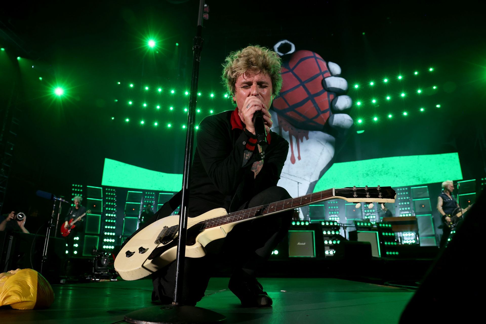 “Nice try”: Billie Joe Armstrong boots fan offstage for dropping “Wonderwall” instead of a Green Day classic