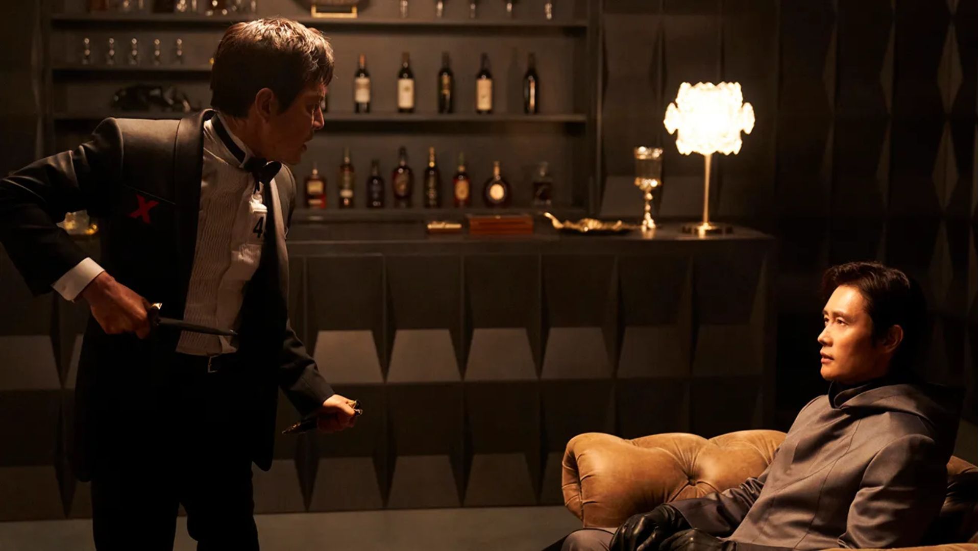 Gi-hun is given the knife by The Front Man (Image via Netflix)