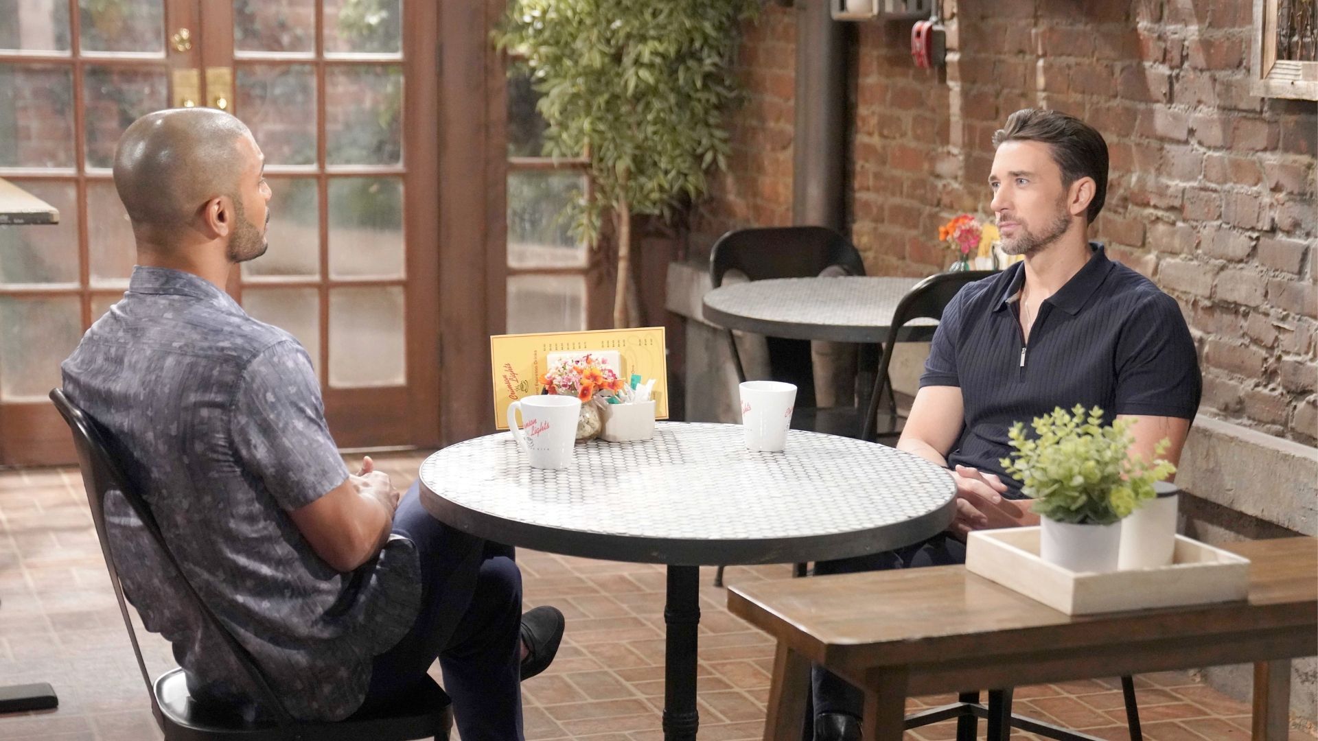 Cane and Holden at Crimson Lights on The Young and the Restless | Image: CBS