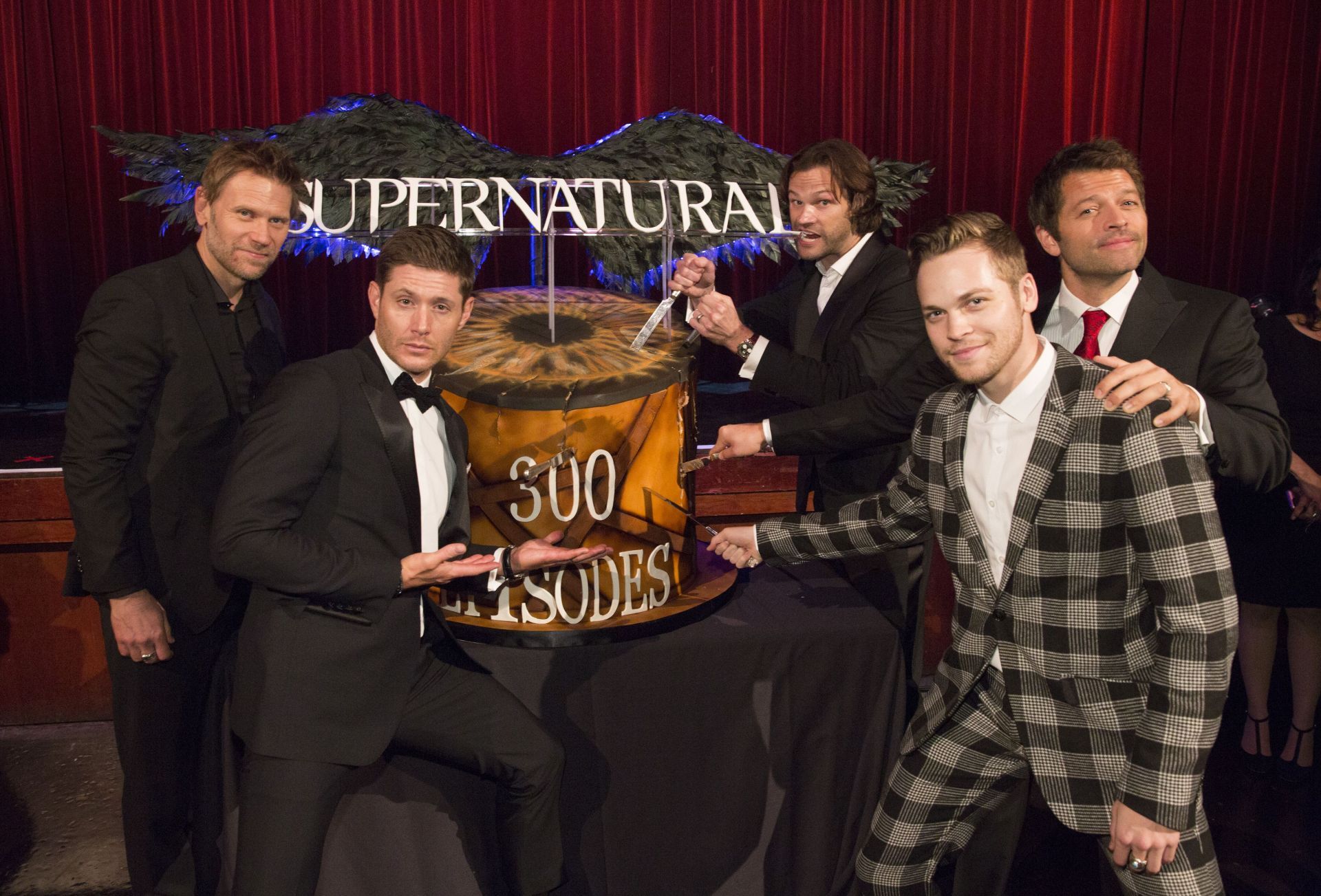Mark Pellegrino with the show&#039;s cast - Source: Getty