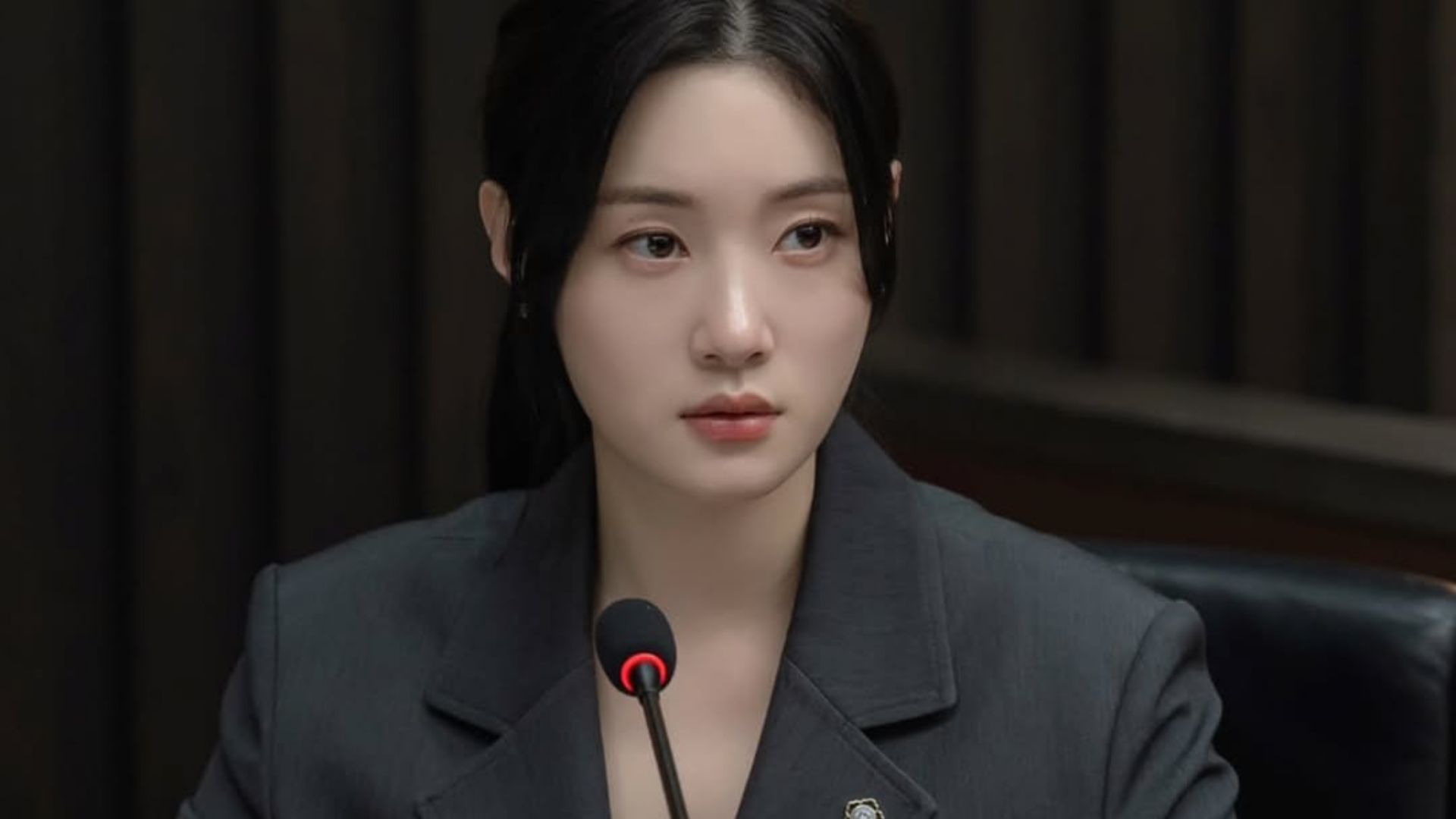 Hyo-min takes another case (Image via Instagram @jtbcdrama)