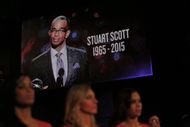 The crowd pays tribute to Stuart Scott during Roc Nation Sports Presents: Throne Boxing At The Theater at Madison Square Garden (Image via Getty)