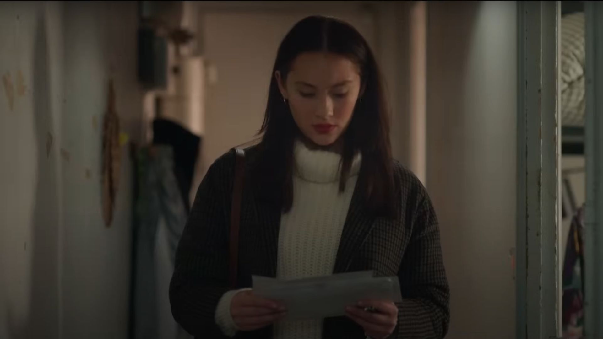 Belly finding Conrad&#039;s letter in the final trailer (Image via YouTube @Prime Video)