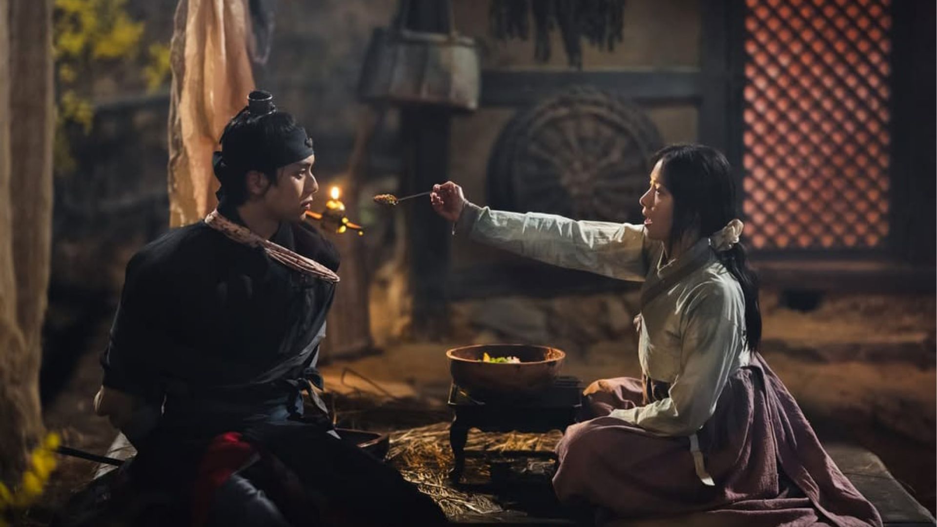 Ji-young feeds the King (Image via Instagram/@tvn_drama)