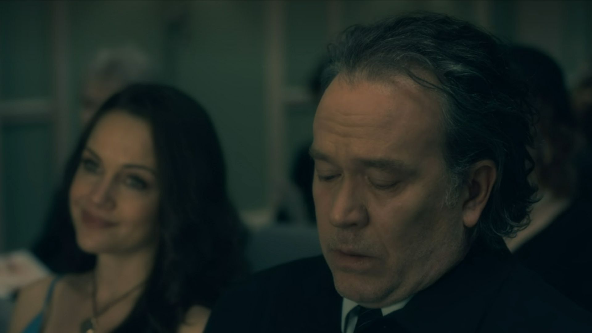 Hugh Crain &amp; Olivia&#039;s dead ghost in The Haunting of Hill House (Image via Netflix)
