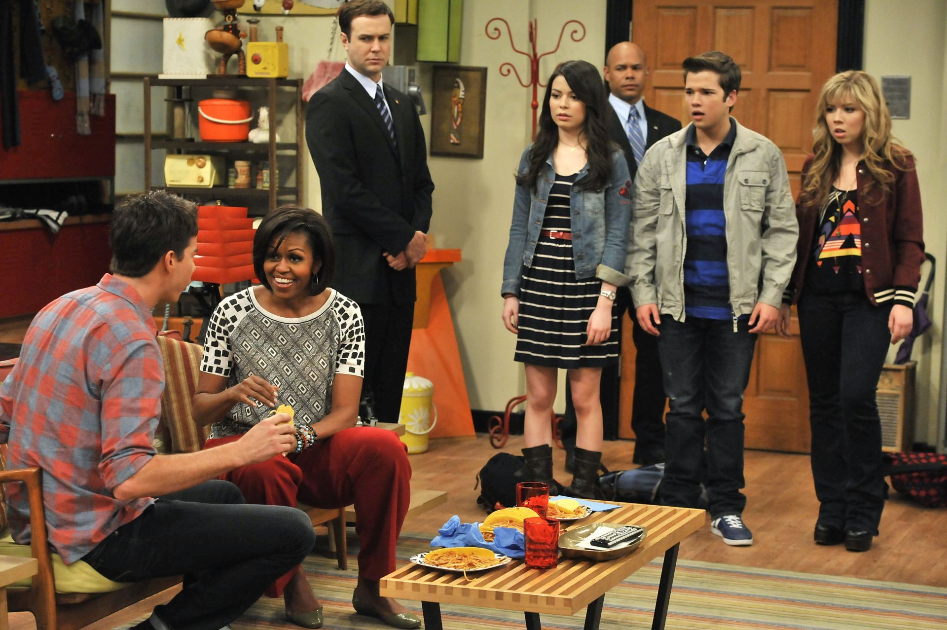 Michelle Obama appears with Jennette McCurdy and castings on the set of iCarly | Image via Getty