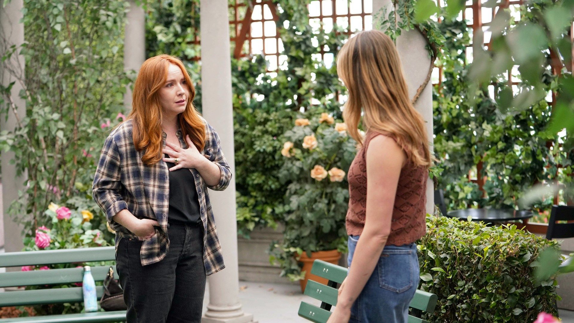 Mariah (Camryn Grimes) is talking to Tessa (Cait Fairbanks) out in the open on The Young and the Restless | Image: JPI