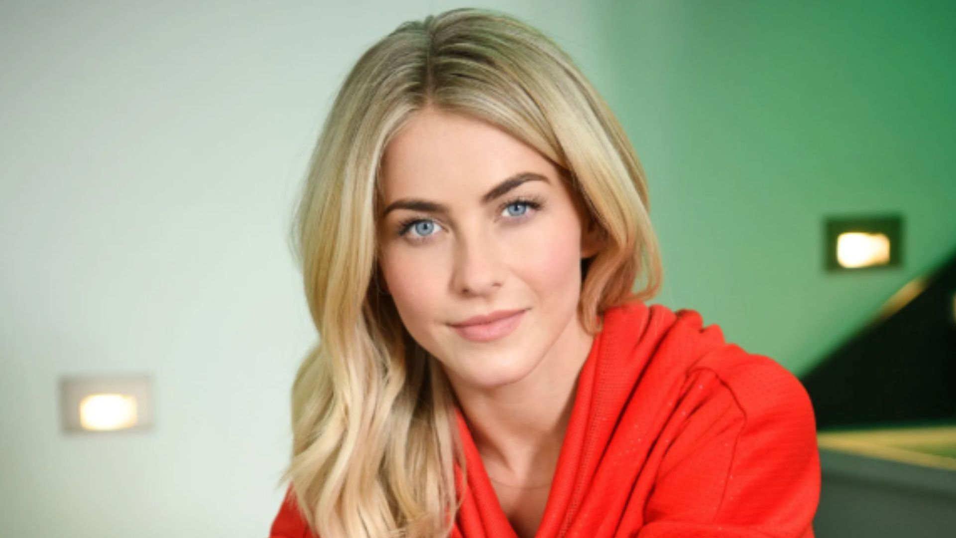 Julianne Hough at Fitbit event (Image via Getty)