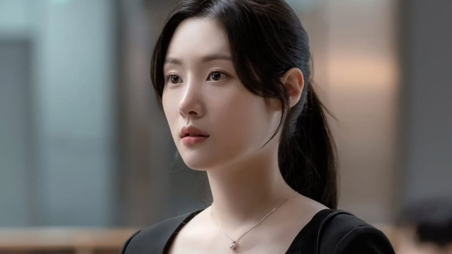 Kang Hyo-min helps a former schoolmate (Image via Instagram/@jtbcdrama)