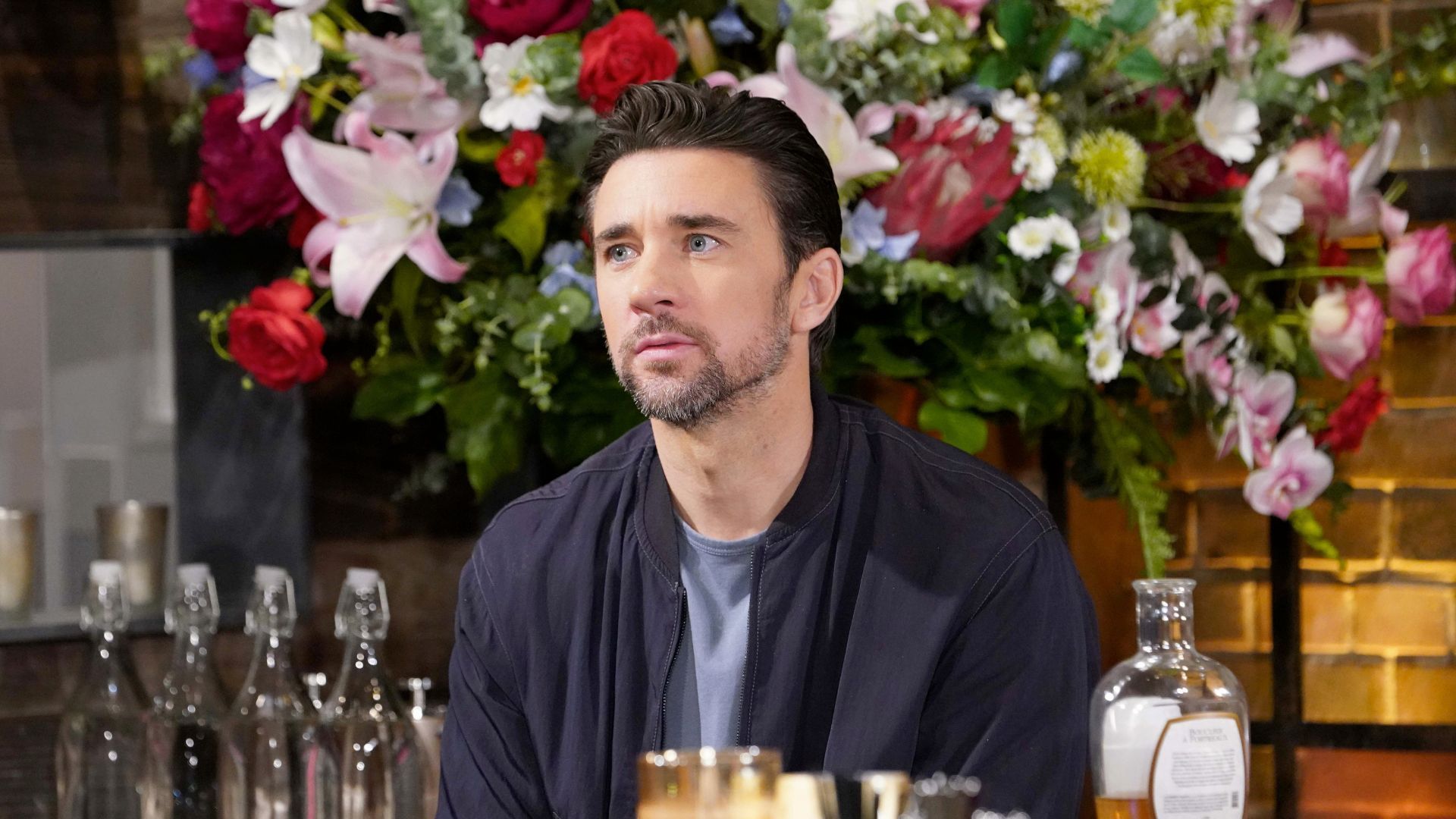 Cane (Billy Flynn) may have someone who will sit with him at the bar soon on The Young and the Restless | Image: JPI