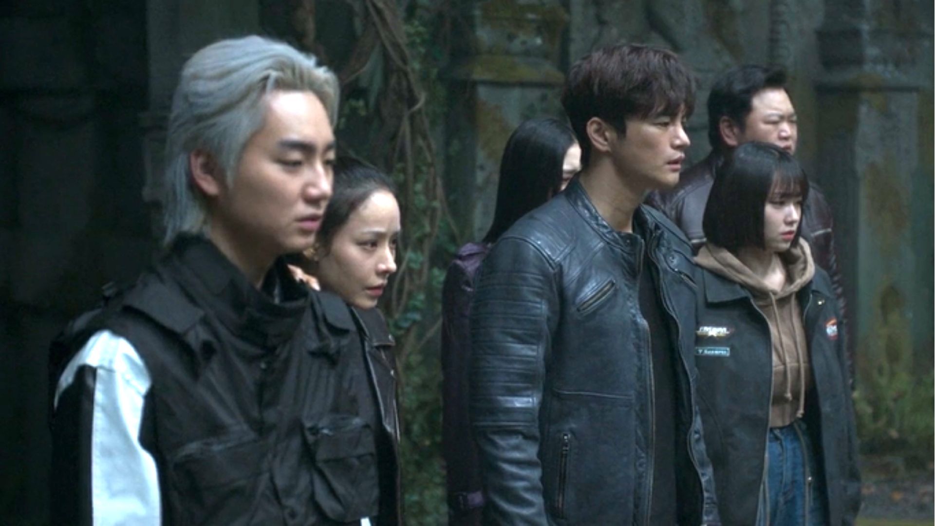 The angels watch Tae-san break the seal (Image via KBS)
