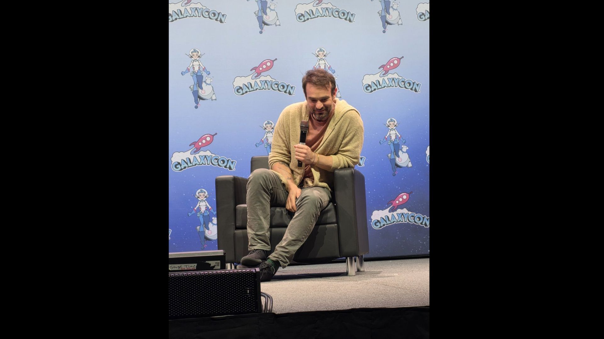 Charlie Cox at the GalayCon Daredevil: Born Again Panel | Image via @wanderingdorkphotography on Instagram